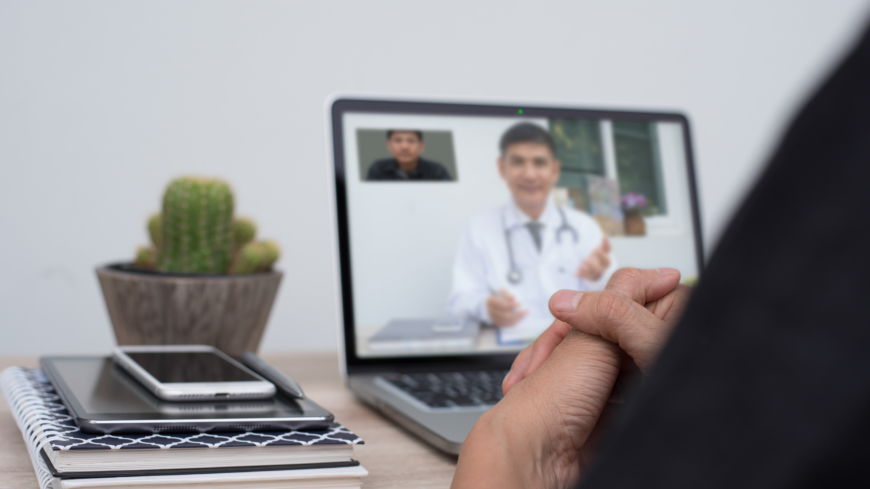  Många tycker att det bästa med digitala vårdmöten är att snabbt få kontakt med en läkare, och att slippa ta ledigt från jobbet eller åka iväg med ett sjukt barn till en mottagning.  Foto: Shutterstock